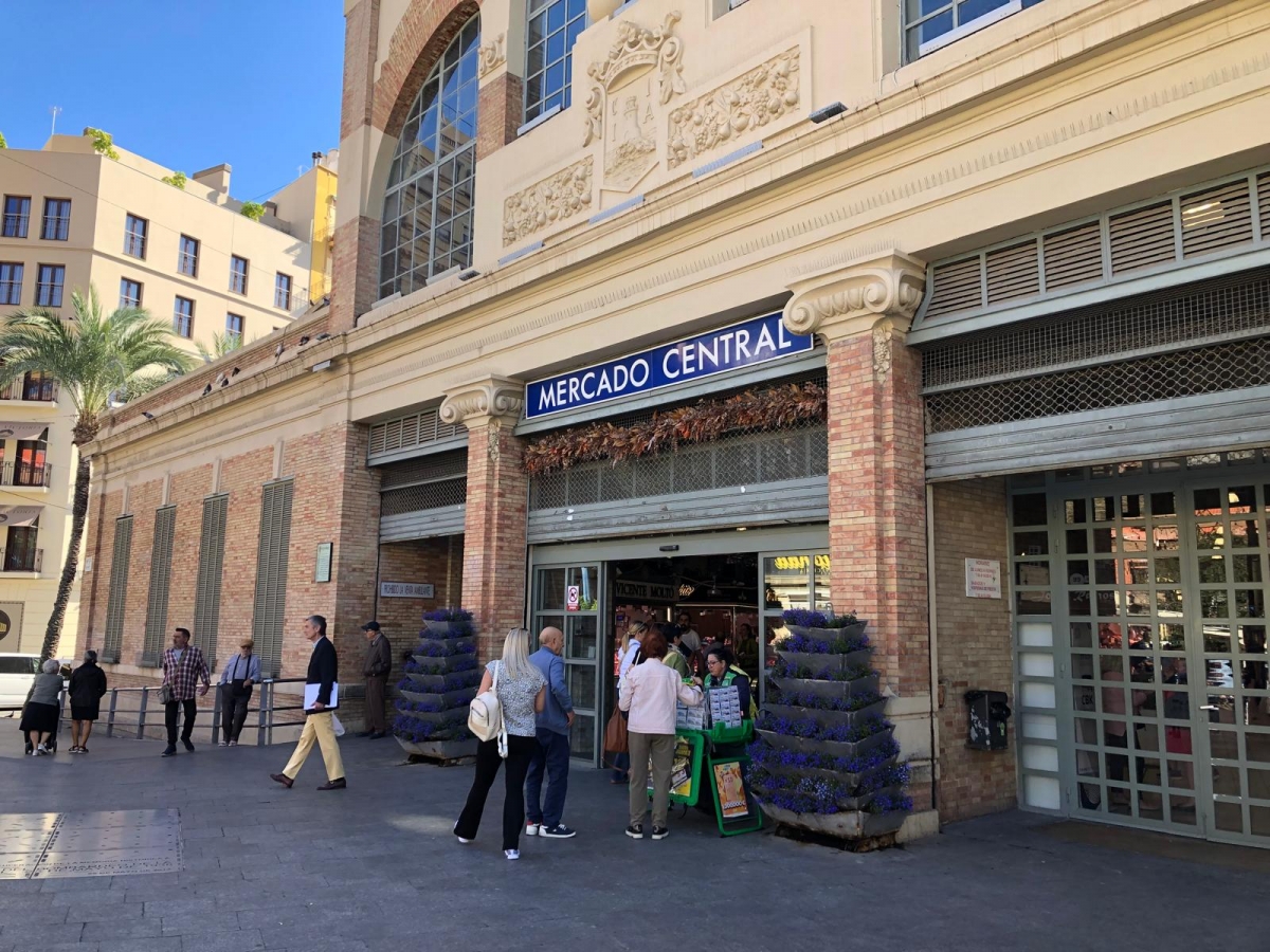 El acceso del Mercado Central de Alicante desde la Plaza de las Flores.
