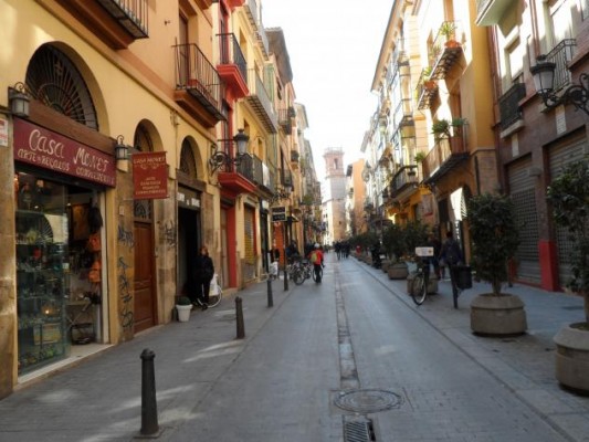 El cambio de sentido de la calle Serranos sorprende a varios vehículos