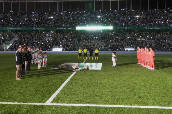 El Elche CF y su afición dan un sentido último adiós a Diego Quiles