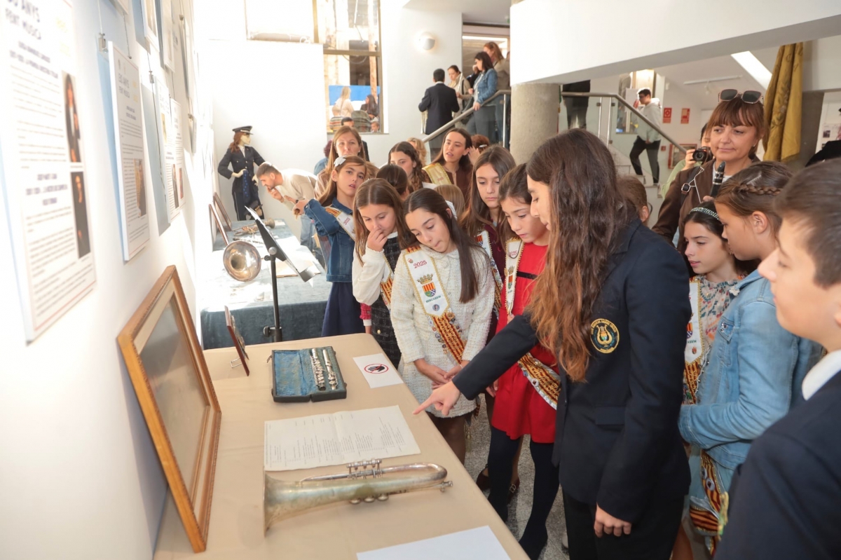 Benicàssim realiza un viaje por la historia de la Unió Musical Santa Cecília con una exposición