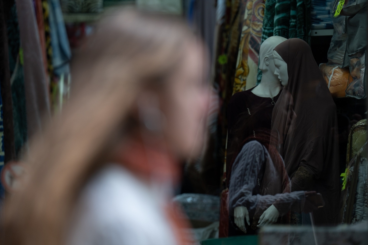 Un burka en una tienda de Barcelona. - Foto: David Zorrakino / Europa Press