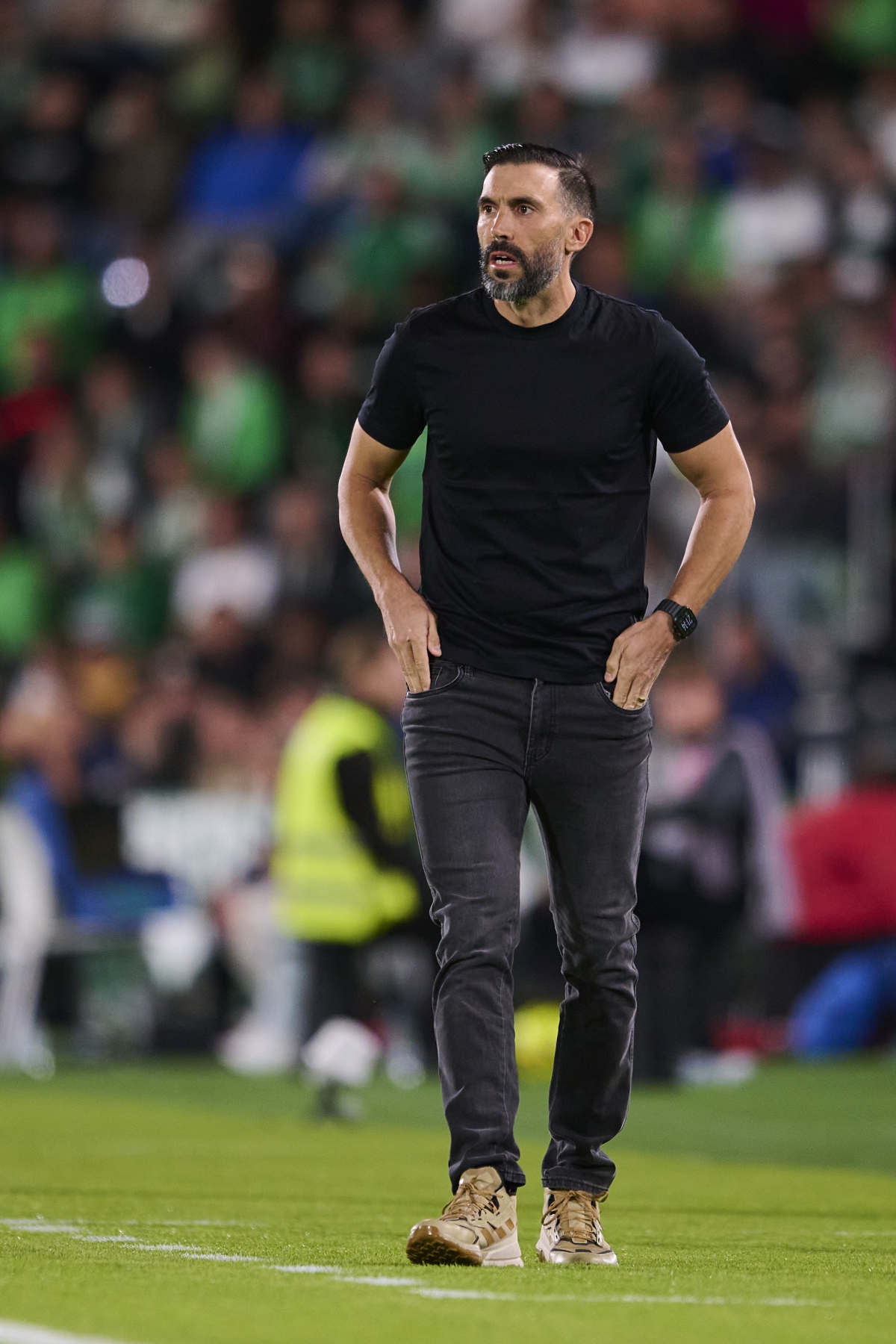 Sarabia sigue el envite ante la Real Sociedad desde la grada