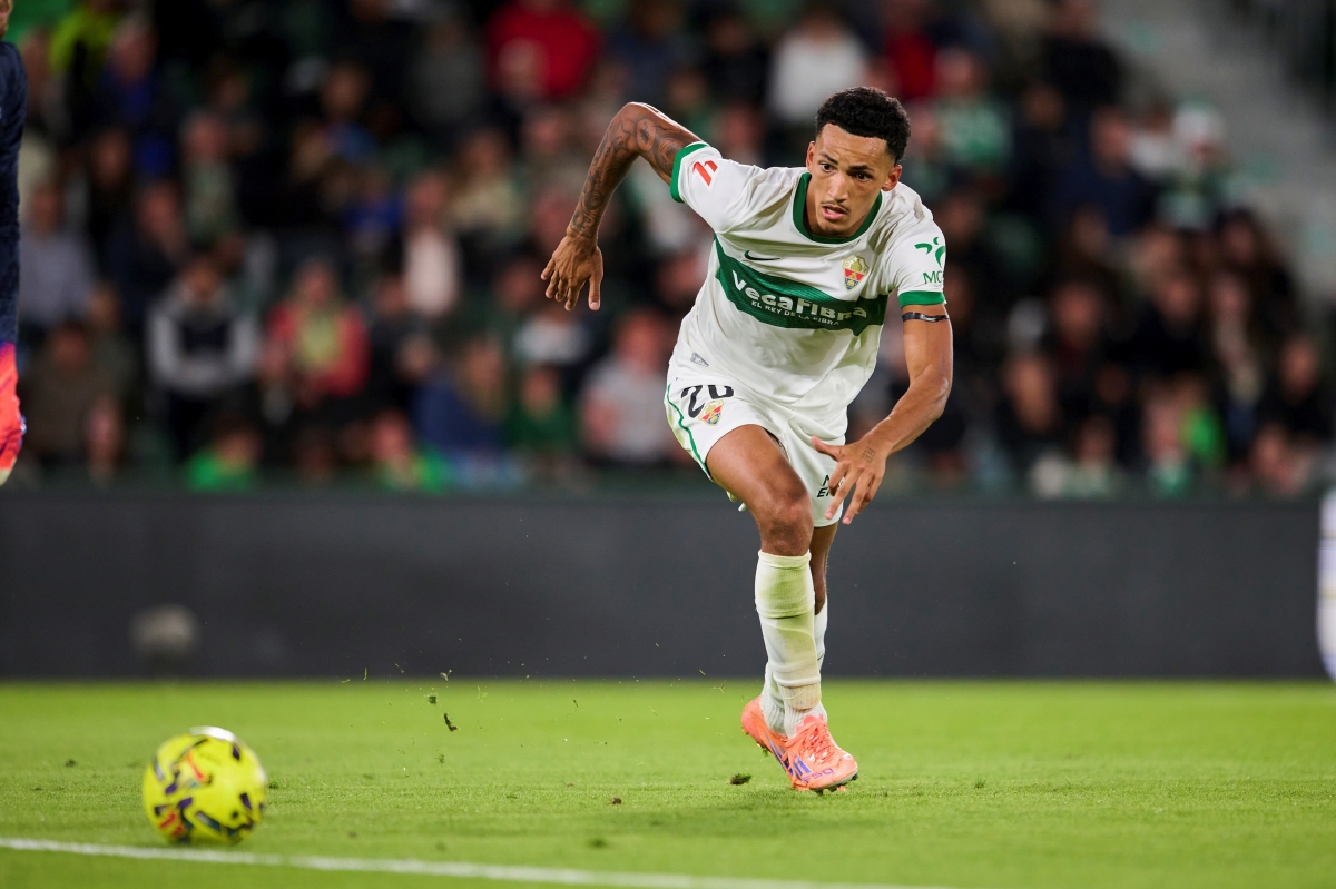 Álvaro Rodríguez persigue un balón