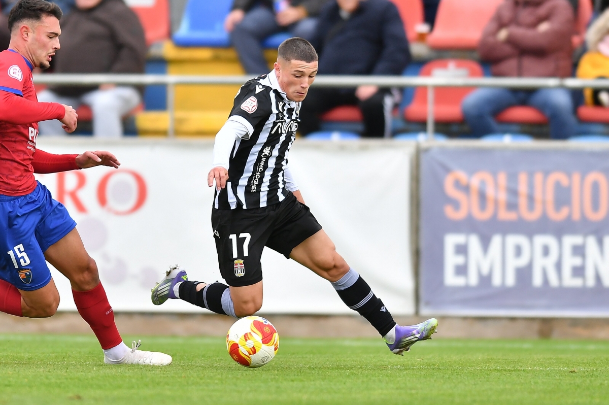 El Efesé gana remontando su primer partido liguero fuera y está a dos puntos del líder en Primera RFEF