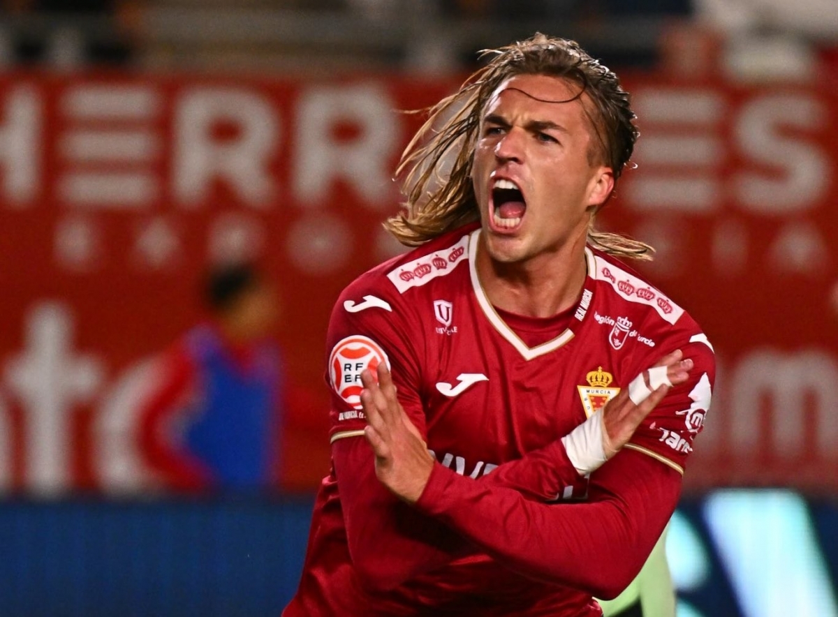  El Murcia progresa y, con una buena remontada, ya sale del descenso y se acerca a la promoción 