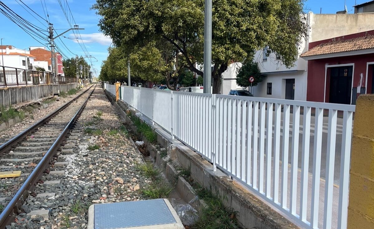 FGV renueva el vallado metálico en la estación de Alginet de la Línea 1 de Metrovalencia