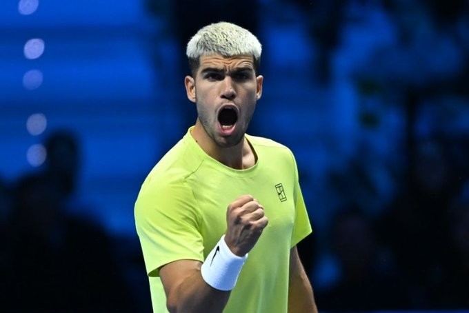 Alcaraz empieza las Nitto ATP Finals con un triunfo solvente, aunque con susto, ante De Miñaur