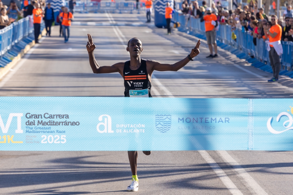 Más de 5.000 atletas participan en la Carrera del Mediterráneo entre Alicante y Santa Pola