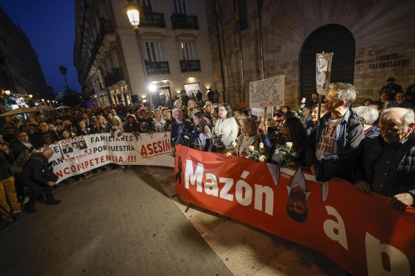 Una protesta pide 'Mazón a prisión' en València en plena negociación PP-Vox para su relevo