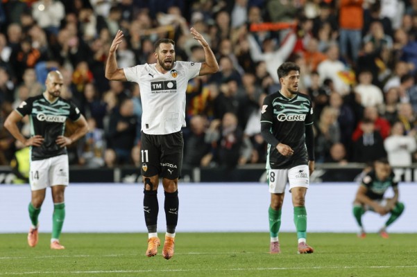 El Valencia CF sale del descenso con un empate ante el Betis