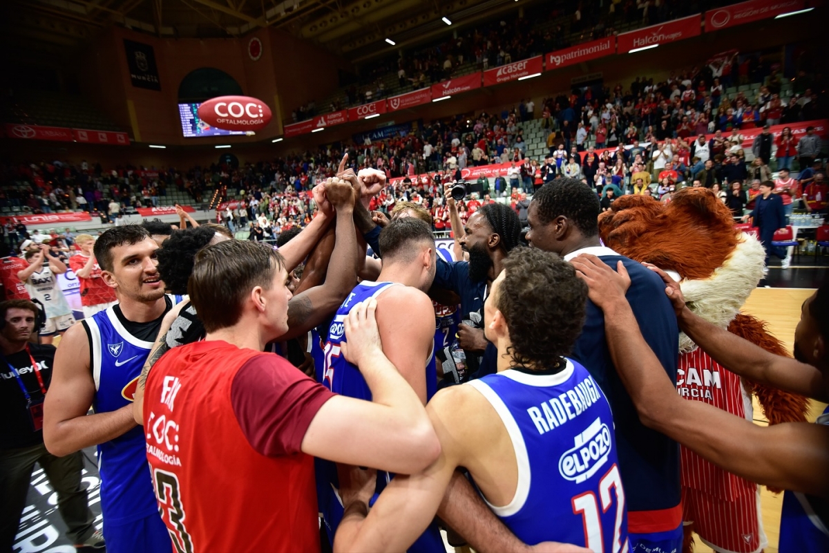 Un equipo, una piña. El UCAM CB funciona. - Foto: JAVIER BERNAL IMQUALITY