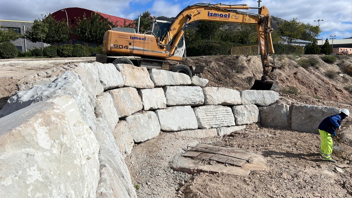 Petrer estabiliza el talud de la Rambla de Puça con un muro de escollera para mejorar el mantenimiento del colector