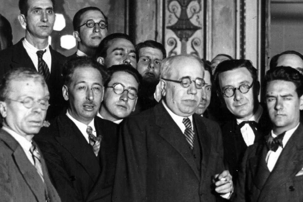 Lluis Companys y Manuel Azaña, junto a otros diputados y periodistas, en Barcelona en 1932. - 