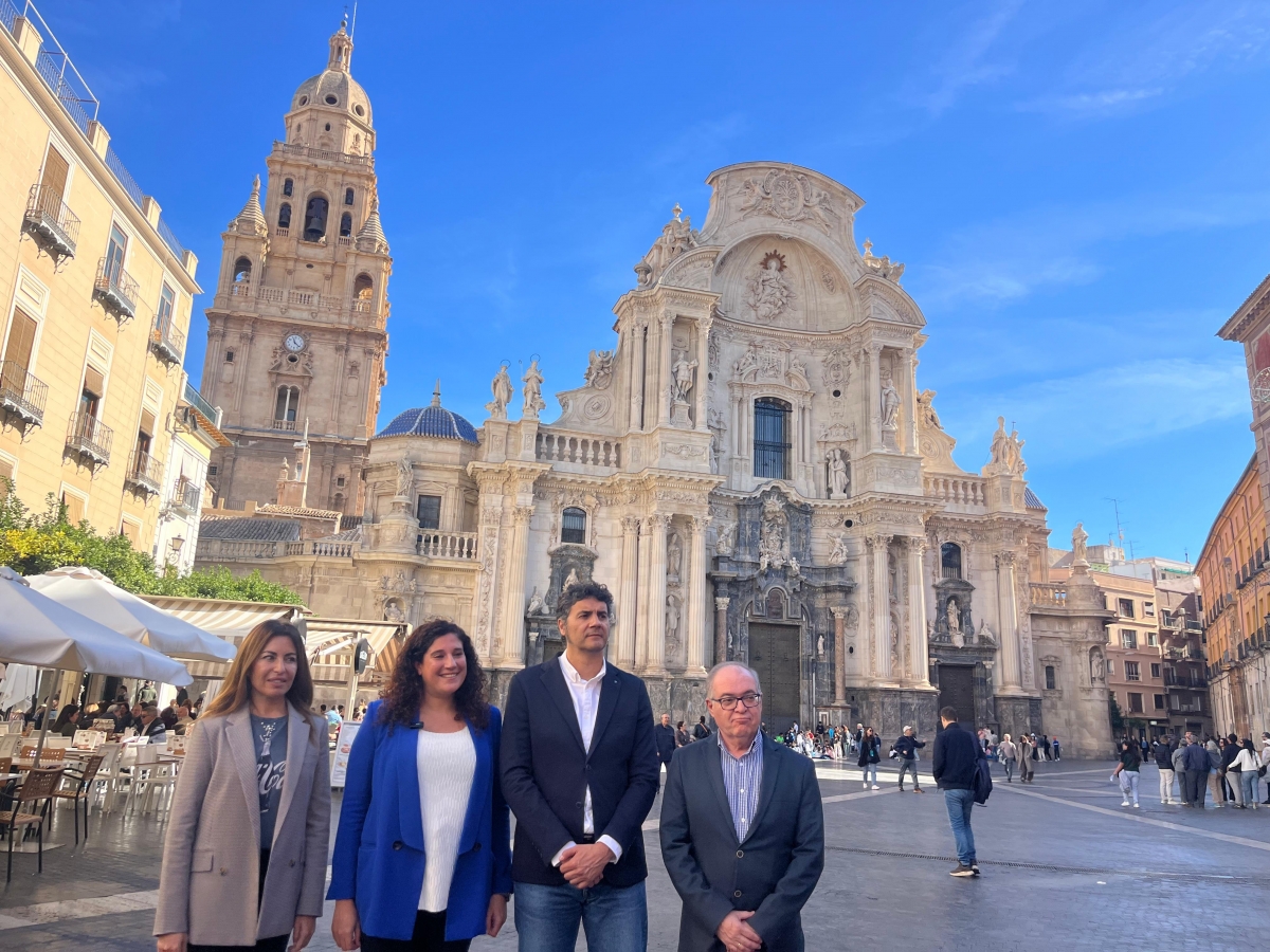 Murcia renueva las terrazas del casco histórico: un centenar de negocios deberán sustituir toldos por sombrillas antes de julio de 2026