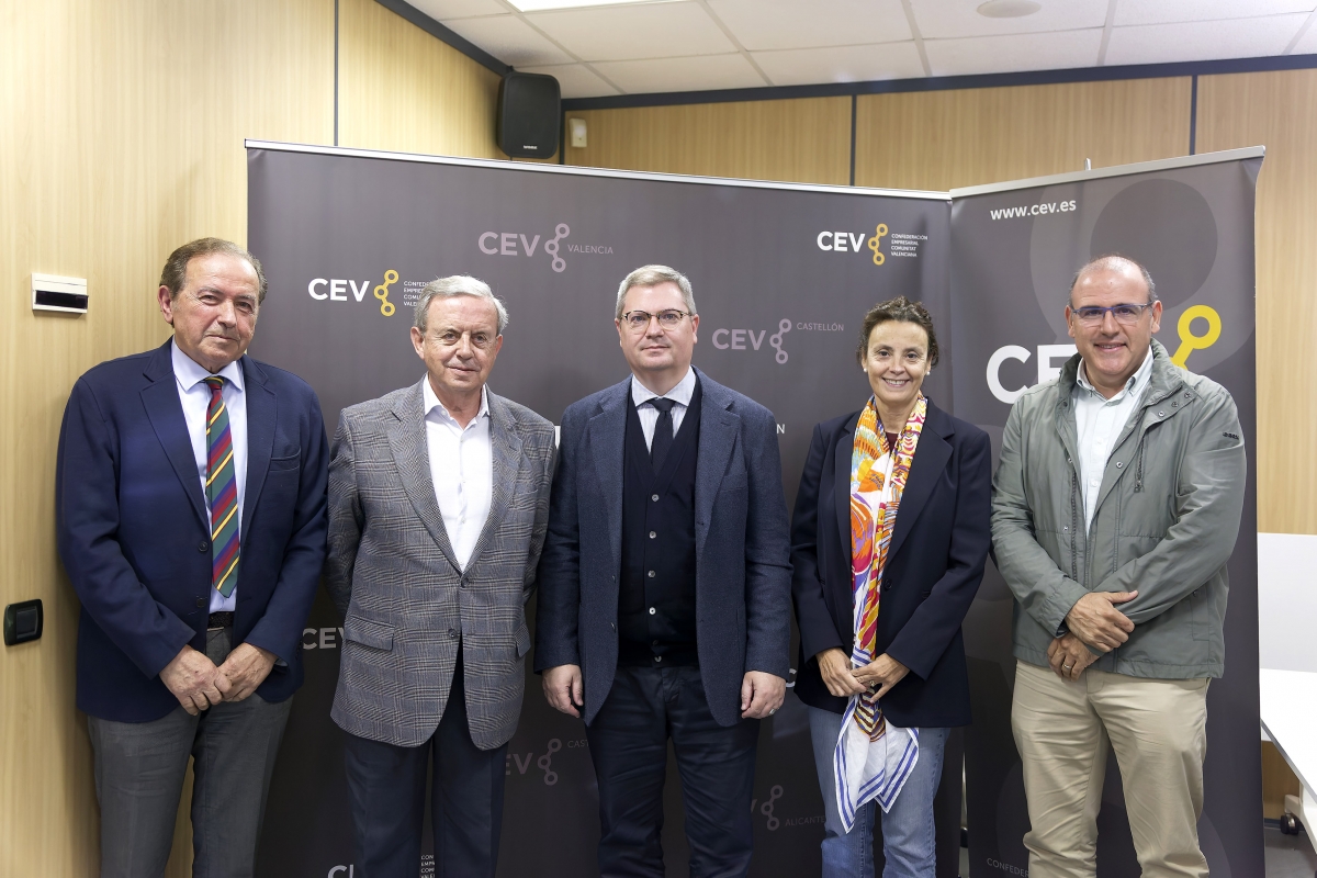 Luis Martí, nuevo presidente de la CEV Castellón, junto a otros directivos de la organización. 