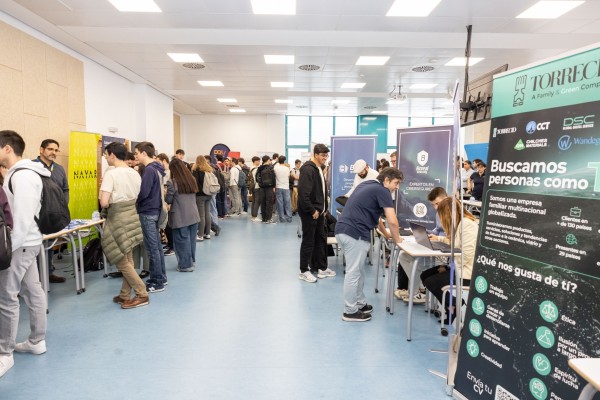 La UJI acoge una feria para impulsar la conexión entre alumnado de Ingeniería Informática y empresas