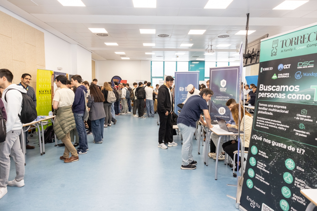 La UJI acoge una feria para impulsar la conexión entre alumnado de Ingeniería Informática y empresas