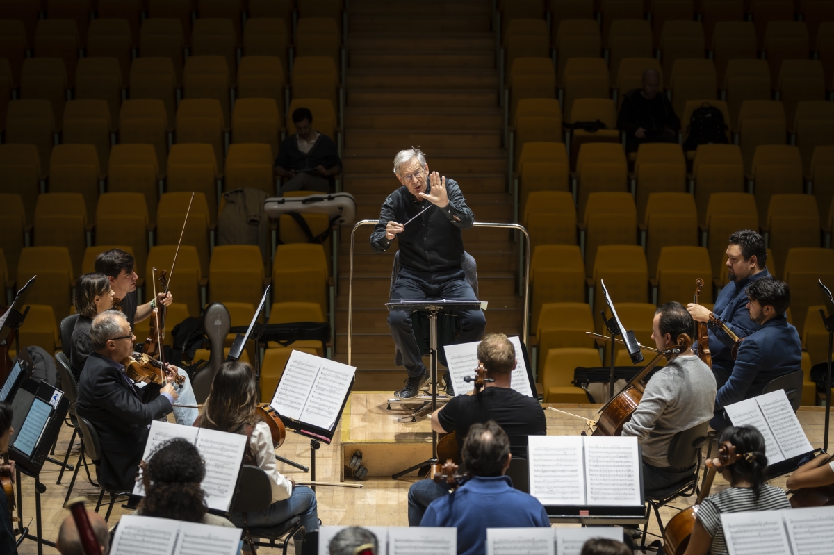 Sir John Eliot Gardiner dirige la Orquestra de la Comunitat Valenciana con sinfonías de Sibelius y Dvořák