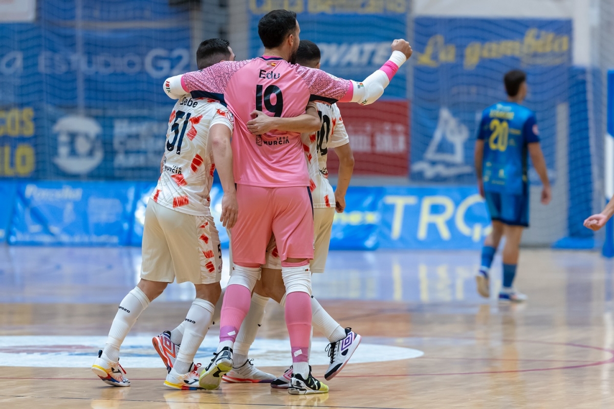 Bebe, de ElPozo, se rompe tres costillas al caerse cuando bajaba del autobús