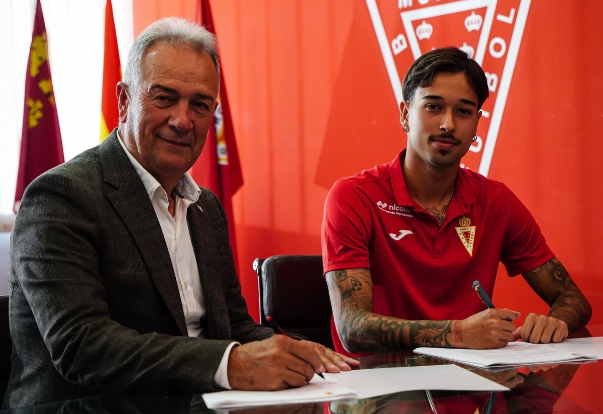 El Real Murcia renueva al joven brasileño Joao Pedro Palmberg hasta 2030