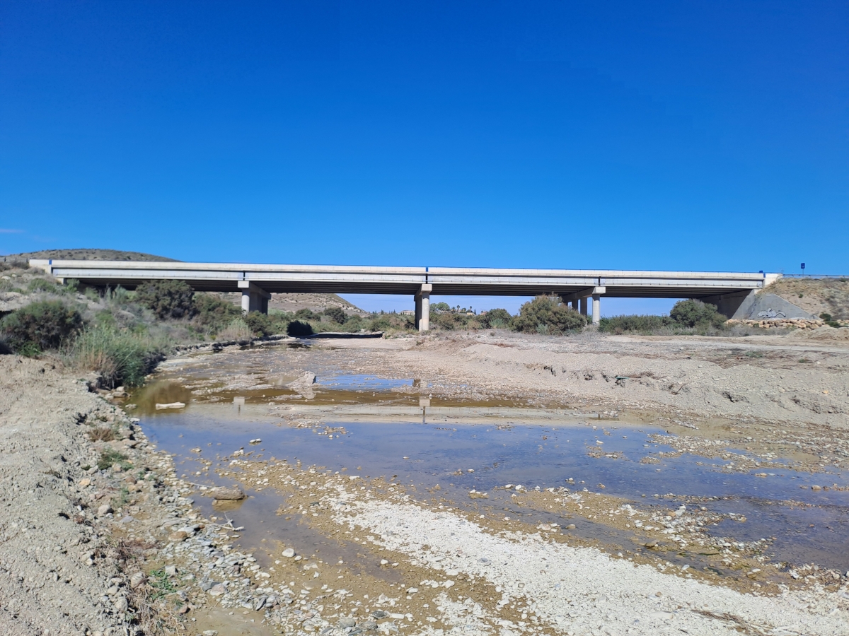 Retiran los arrastres y los escombros de la rambla de Las Moreras, ocasionados por la Dana de 2024