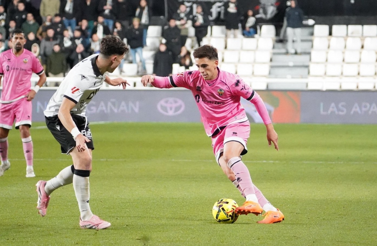 El Castellón tira de solidez para lograr un buen punto en Burgos pese a una nueva polémica arbitral