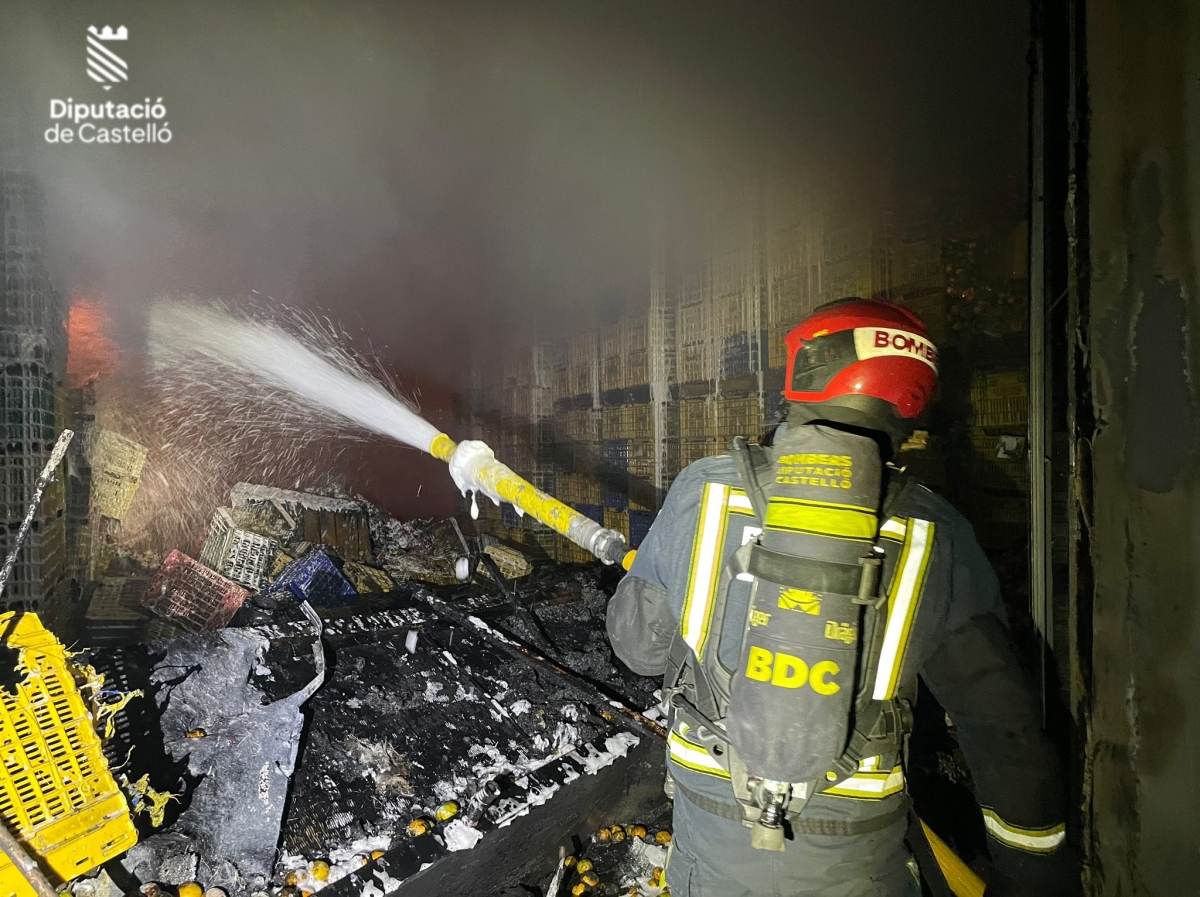 Dos incendios calcinan tres naves industriales en la Ciudad del Transporte de Castelló y en Almassora