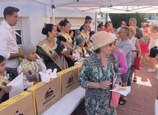 Peñíscola reparte dulces típicos y moscatel para agasajar a sus turistas en las Fiestas Patronales