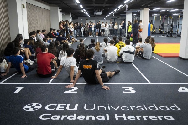 Los atletas olímpicos Jesús España y Diana Martín imparten una sesión formativa en el CEU de Castelló