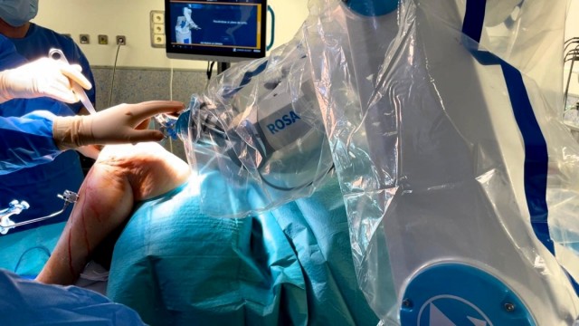 Vithas Valencia 9 de octubre incorpora la última tecnología en IA y robótica para implantes de rodilla
