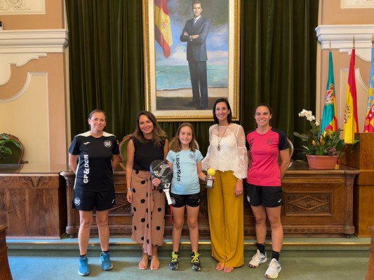 Castelló rep a la campiona d'Espanya de pàdel en categoria benjamí Vera Domínguez