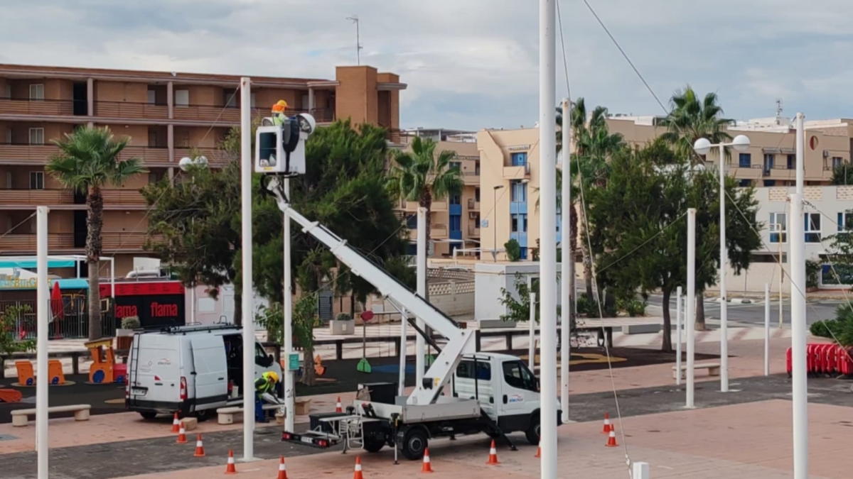 Canet renueva el alumbrado en el casco urbano y la playa para reducir la factura de la luz