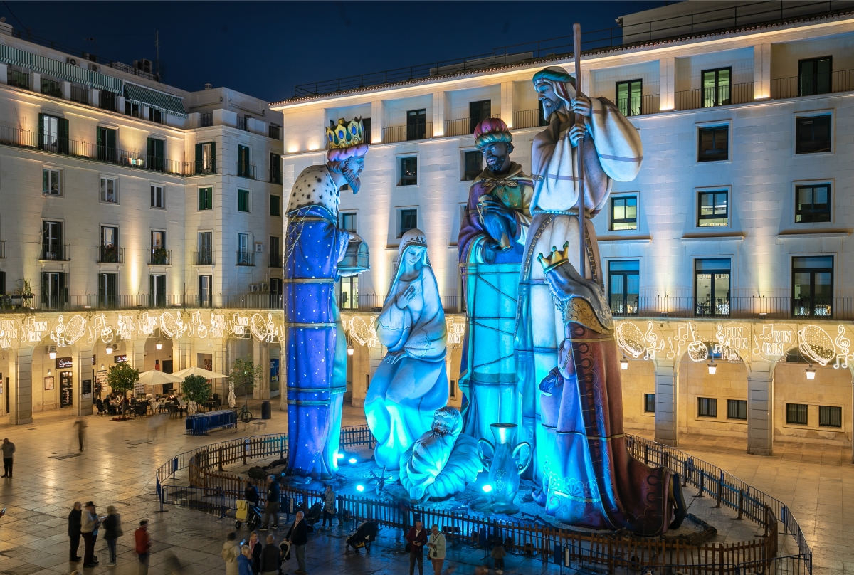 Alicante activa el 'modo navideño': luces, Belén Gigante... y Plaza del Ayuntamiento peatonal