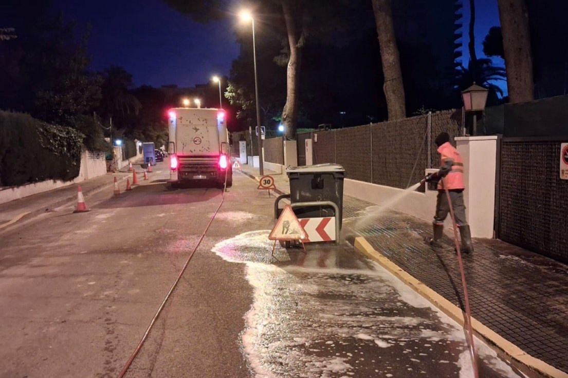Benicàssim pone en marcha durante más de un mes un plan intensivo de limpieza viaria en todo el término