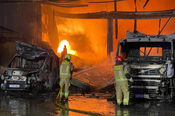 El amplio dispositivo del incendio en la Ciudad del Transporte: un total de 26 bomberos y ocho vehículos