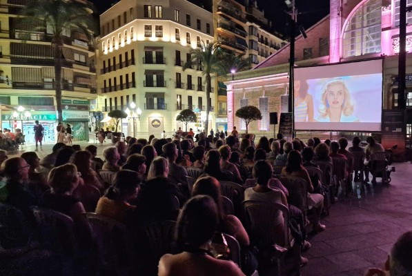 Más de 1.400 personas asisten a los tres ciclos de cine de verano en los barrios de Alicante