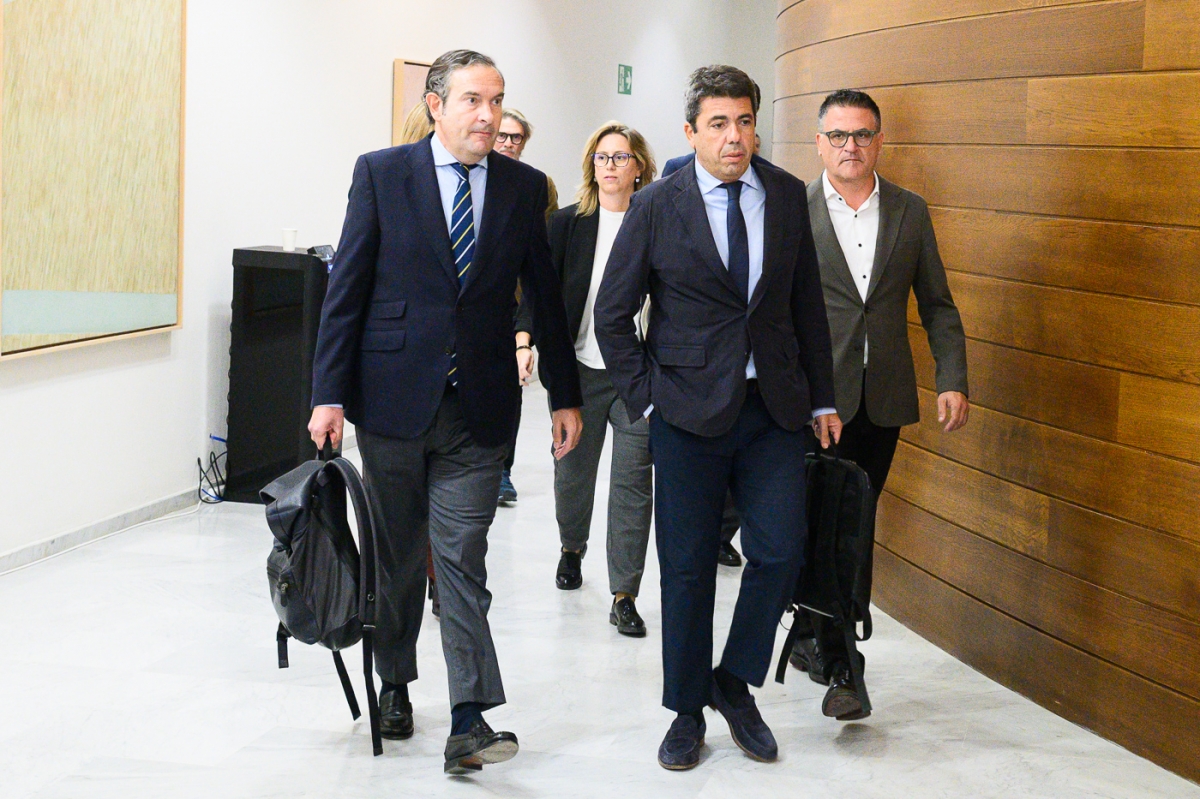 Carlos Mazón llega a la comisión de Les Corts sobre la Dana acompañado de diputados del PP. - Foto: KIKE TABERNER Carlos Mazón llega a la comisión de Les Corts sobre la Dana acompañado de diputados del PP.
