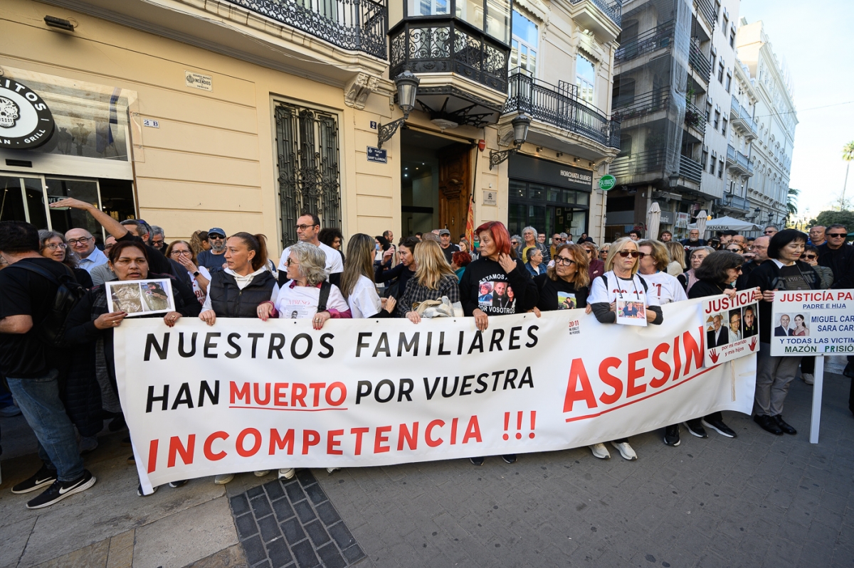 Protesta frente a Les Corts antes de la intervención de Mazón en la comisión de la Dana.