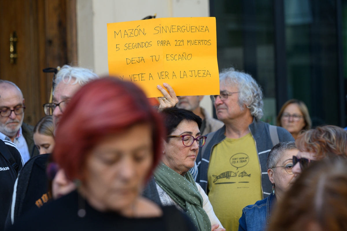 Protesta frente a Les Corts antes de la intervención de Mazón en la comisión de la Dana.