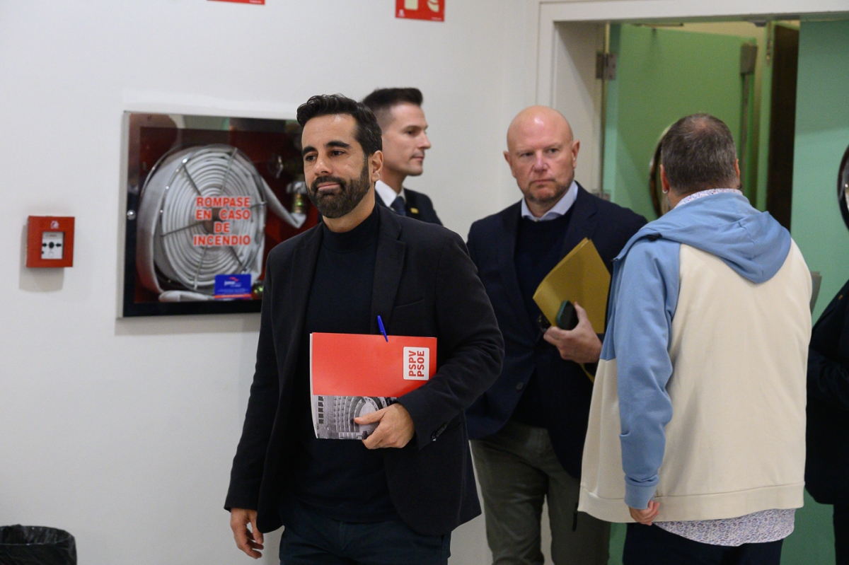 El síndic del PSPV, José Muñoz, a su llegada a la comisión de Les Corts sobre la Dana. - Foto: KIKE TABERNER El síndic del PSPV, José Muñoz, a su llegada a la comisión de Les Corts sobre la Dana.