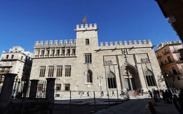 València restaurará 20 almenas de la torre de la Lonja y cerrará parte de la plaza