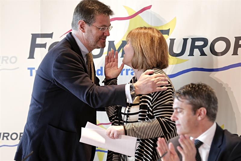 El ministro Rafael Catalá y la líder del PPCV, Isabel Bonig, en el acto del Fórum Europa de este martes. EFE - 
