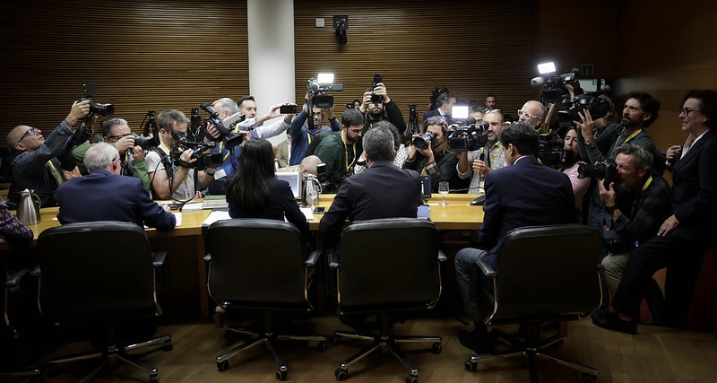 Fotoperiodistas aglutinados frente a Carlos Mazón este martes. - Foto: JOSÉ CUÉLLAR/CORTS Fotoperiodistas aglutinados frente a Carlos Mazón este martes.