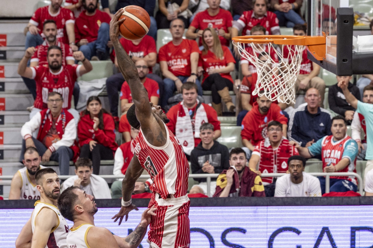 Un UCAM CB incansable sella el pase europeo como primero de grupo apalizando al Bosna