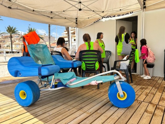 Los usuarios de la playa inclusiva de El Campello aumentaron un 83% este verano