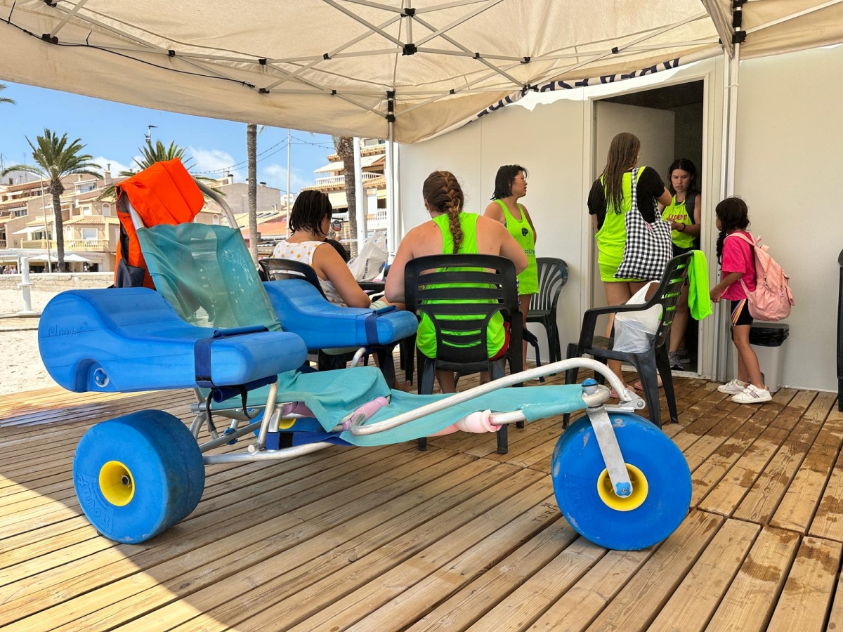Los usuarios de la playa inclusiva de El Campello aumentaron un 83% este verano