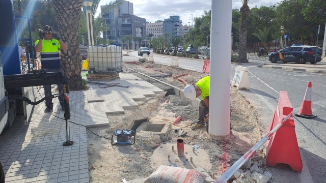Elche completa el 30% de las obras que concluirán el anillo ciclista en la avenida de la Universidad