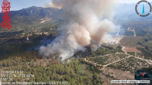 Un total de 15 medios terrestres continúan los trabajos de extinción del incendio de Simat

