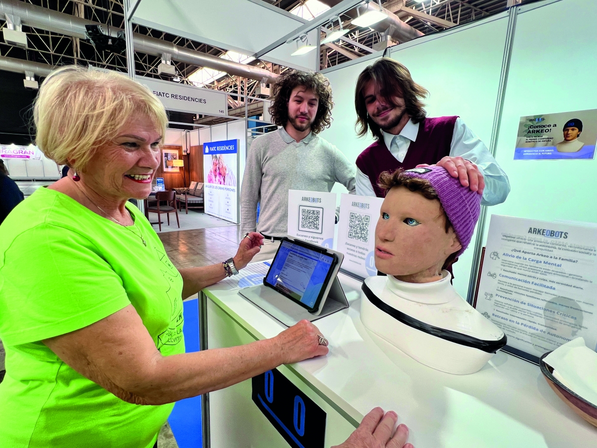 En Arkeobots han creado Arkeo, un humanoide para combatir la soledad no deseada en personas mayores.