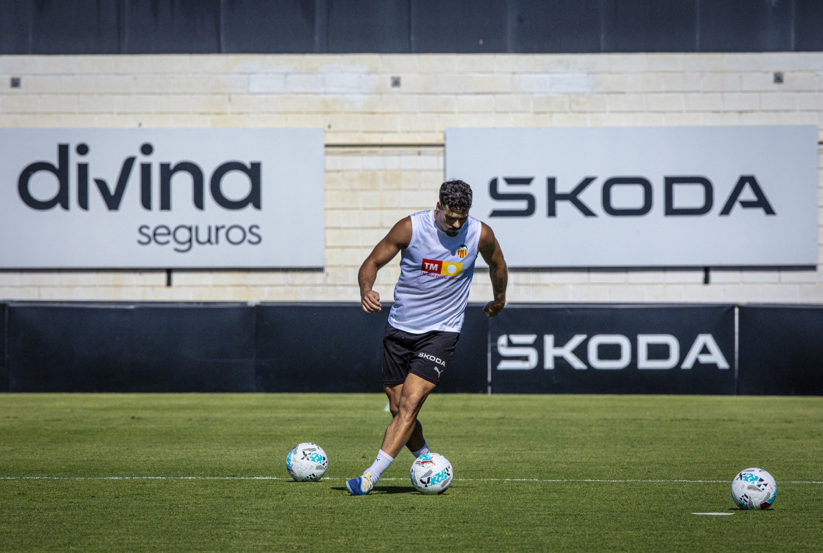 Ugrinic entrena con el grupo un mes después